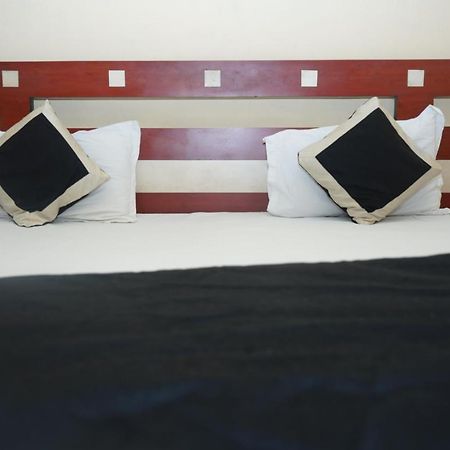 Hotel Nirmal Palace Kanpur Bagian luar foto