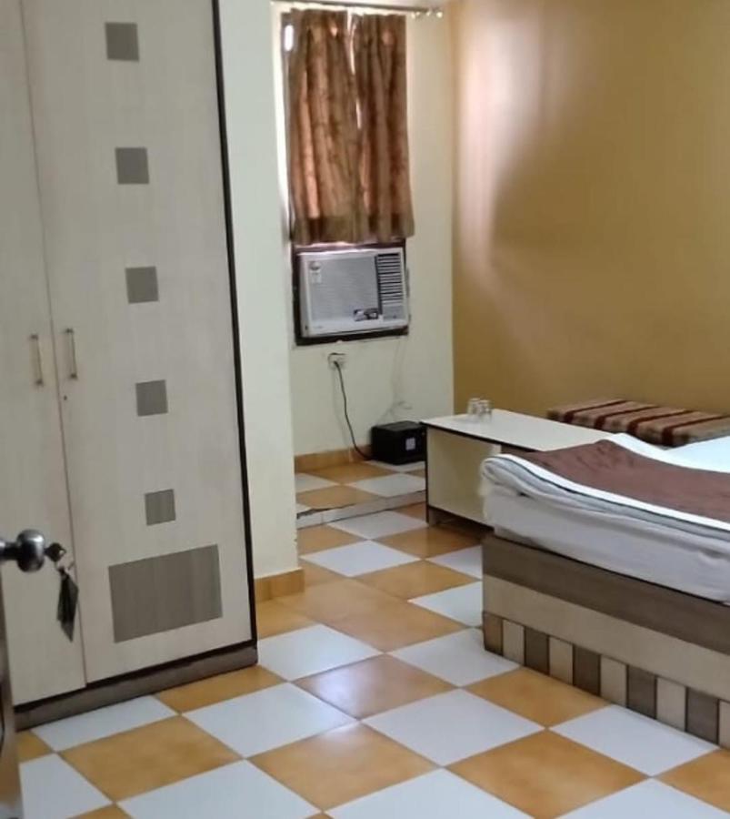 Hotel Nirmal Palace Kanpur Bagian luar foto