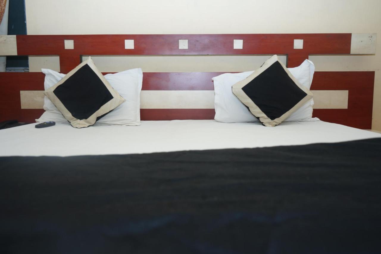 Hotel Nirmal Palace Kanpur Bagian luar foto
