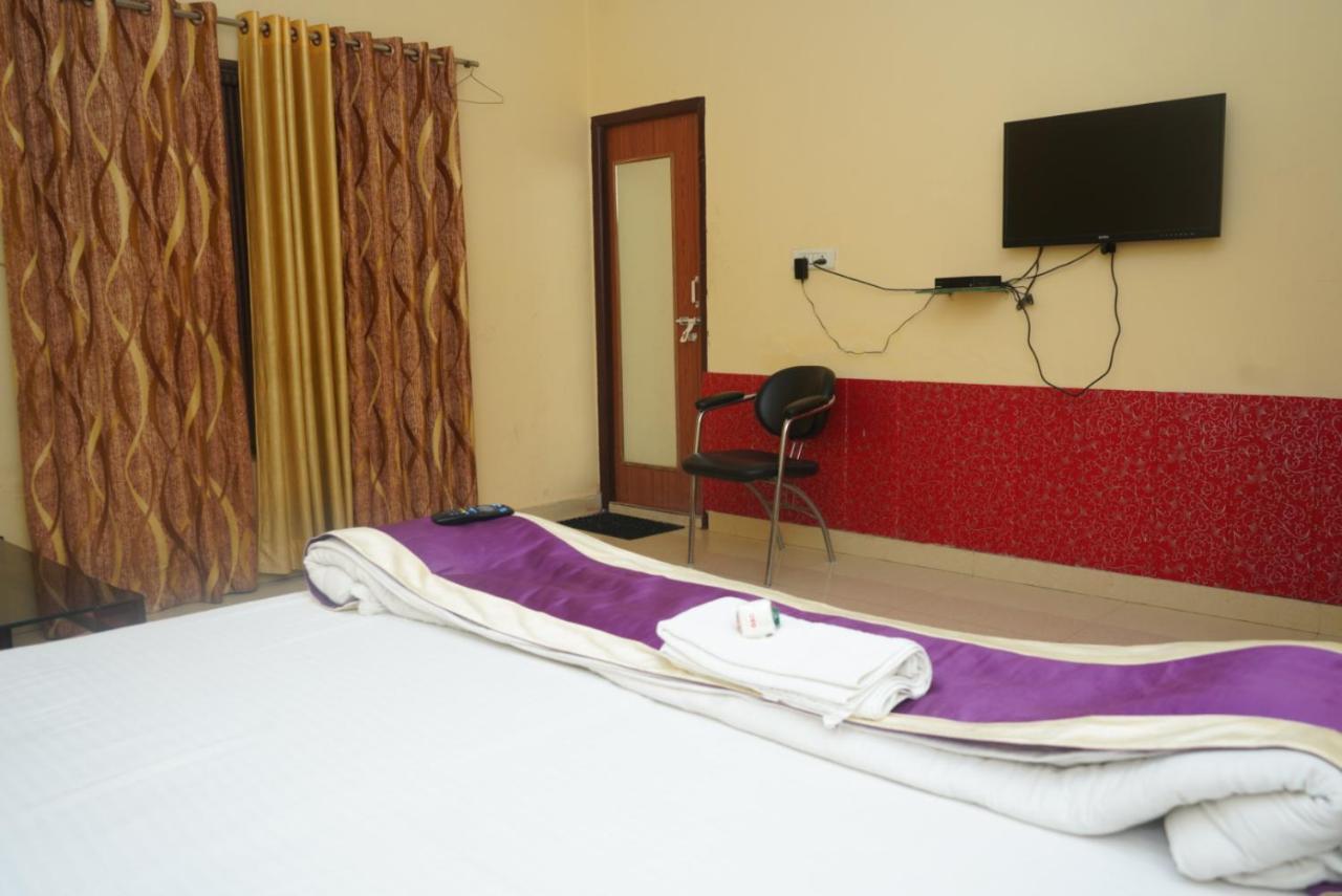 Hotel Nirmal Palace Kanpur Bagian luar foto