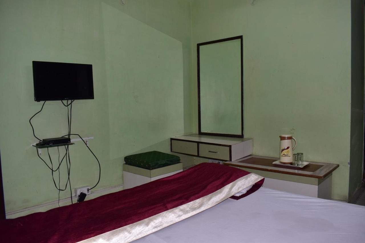 Hotel Nirmal Palace Kanpur Bagian luar foto