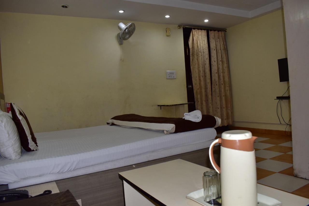 Hotel Nirmal Palace Kanpur Bagian luar foto