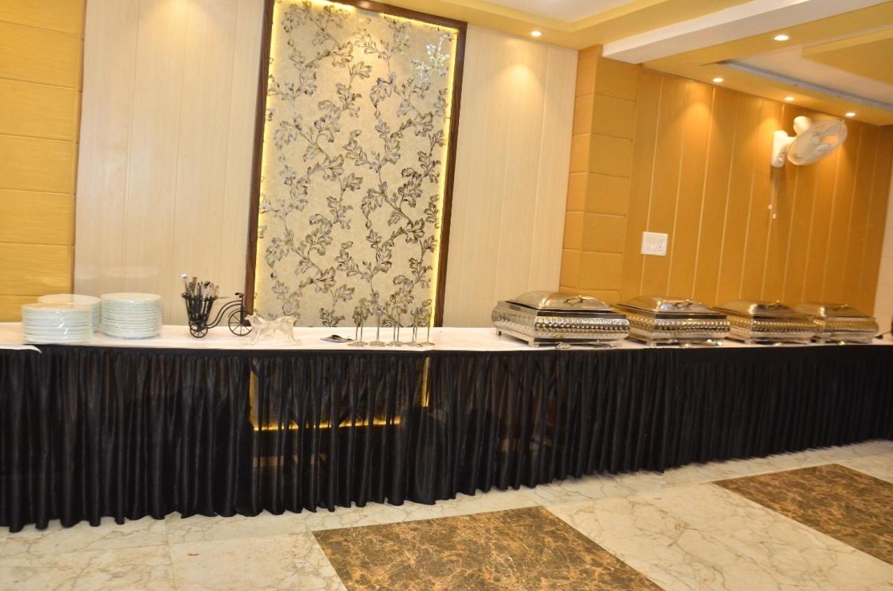 Hotel Nirmal Palace Kanpur Bagian luar foto