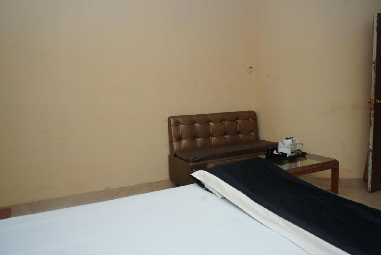 Hotel Nirmal Palace Kanpur Bagian luar foto
