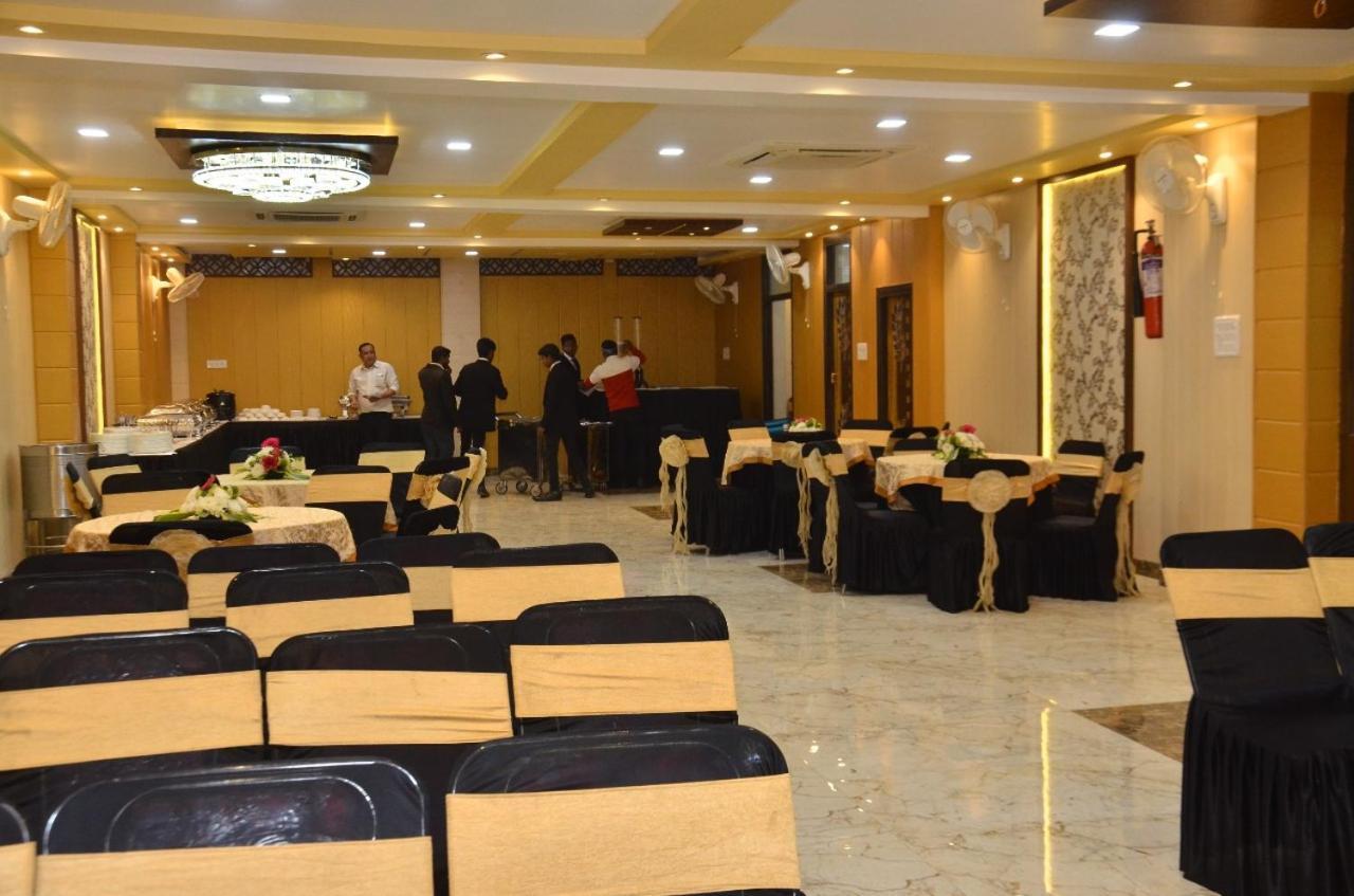 Hotel Nirmal Palace Kanpur Bagian luar foto