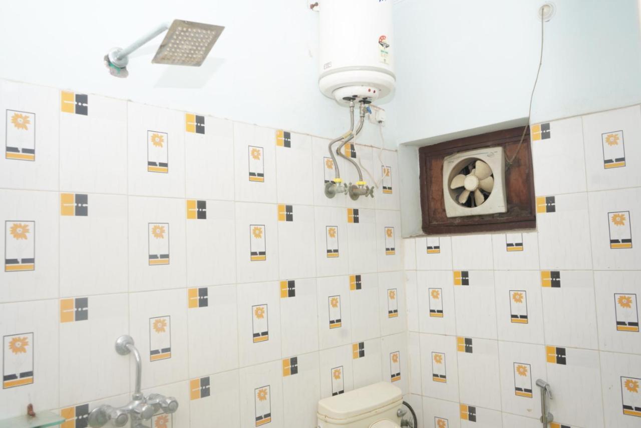 Hotel Nirmal Palace Kanpur Bagian luar foto