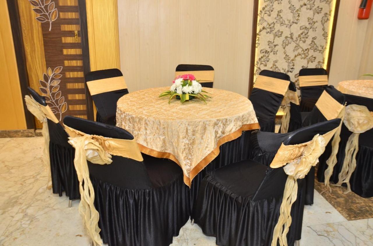 Hotel Nirmal Palace Kanpur Bagian luar foto