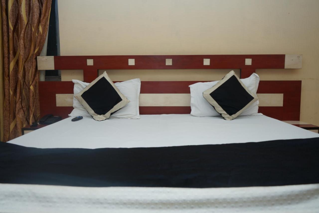 Hotel Nirmal Palace Kanpur Bagian luar foto