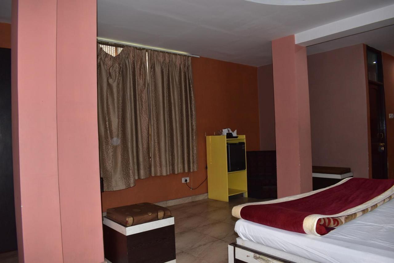 Hotel Nirmal Palace Kanpur Bagian luar foto