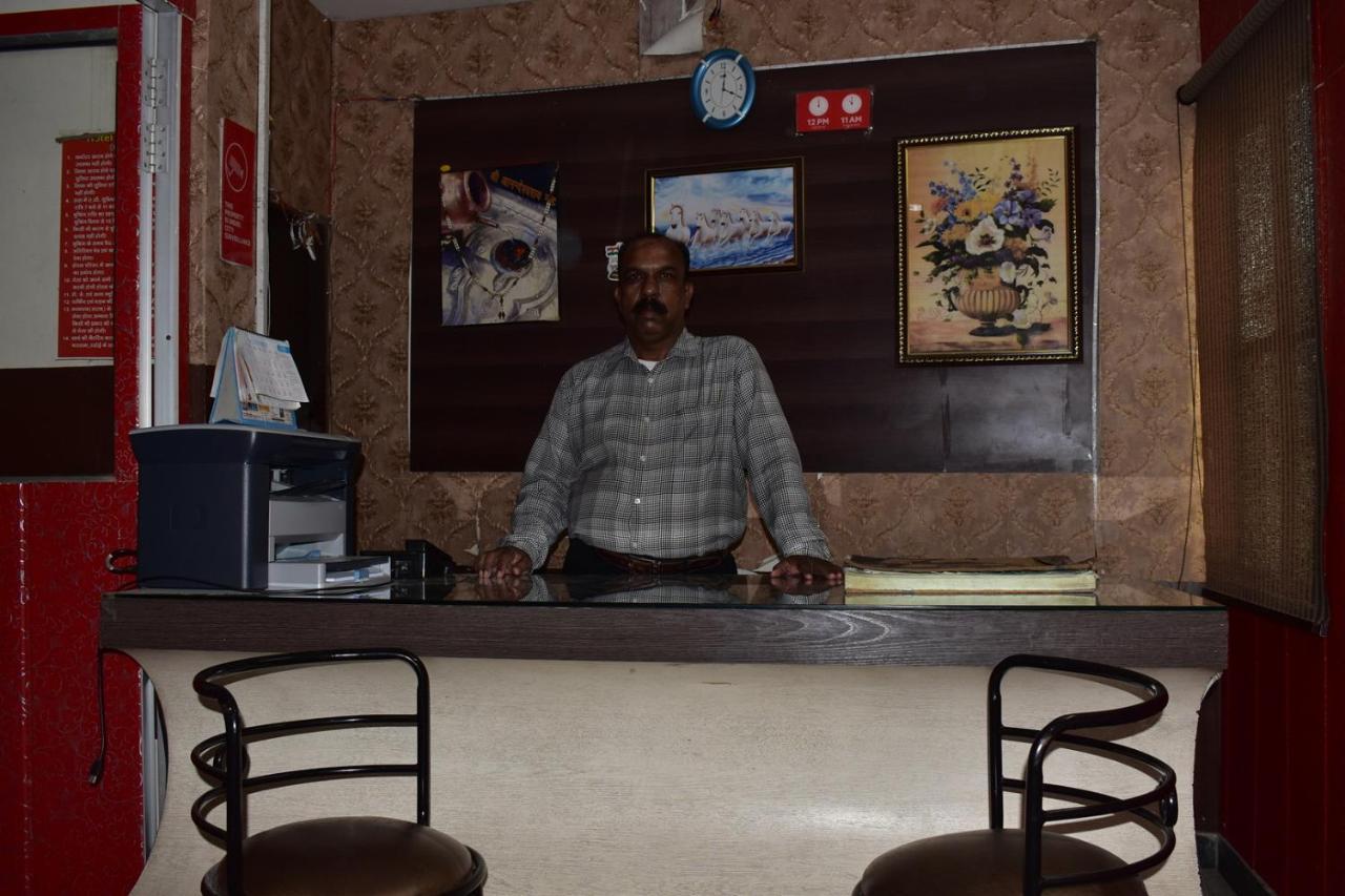 Hotel Nirmal Palace Kanpur Bagian luar foto
